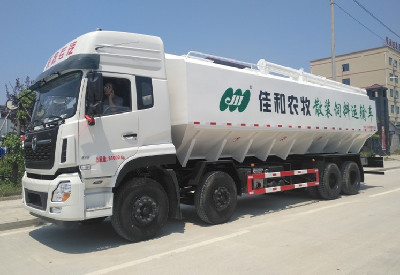 輕量化天龍前四后八飼料車(chē)